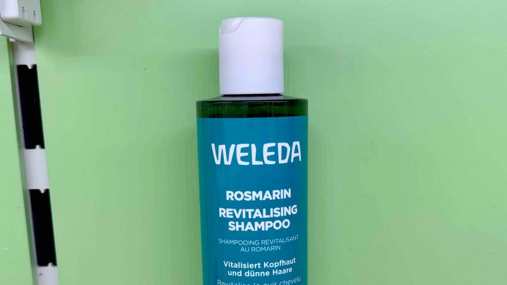 Rosmarin-Shampoo getestet: Nahaufnahme des Logos auf der Flasche.