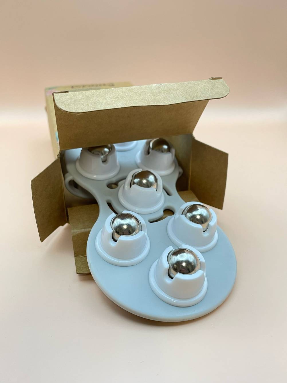 Im Test: Ein Massageroller Rücken schaut halb aus der Kartonverpackung.