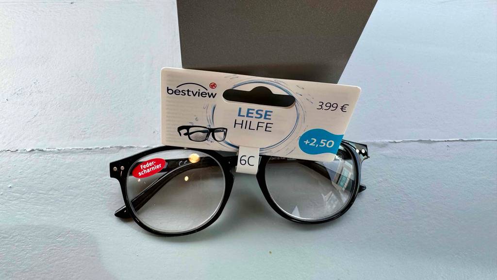 Im Test: Eine Lesehilfe mit Federscharnier liegt auf einem weißen Untergrund.