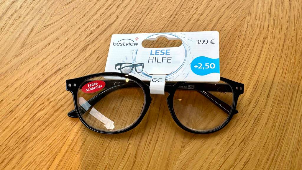 Getestet: Eine Lesehilfe liegt auf einer holzoberfläche.