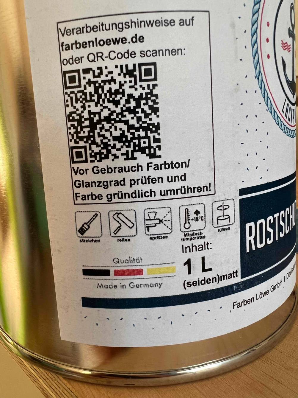Nahaufnahme des QR-Codes auf der Seite einer Dose Rostschutzfarbe im Test.