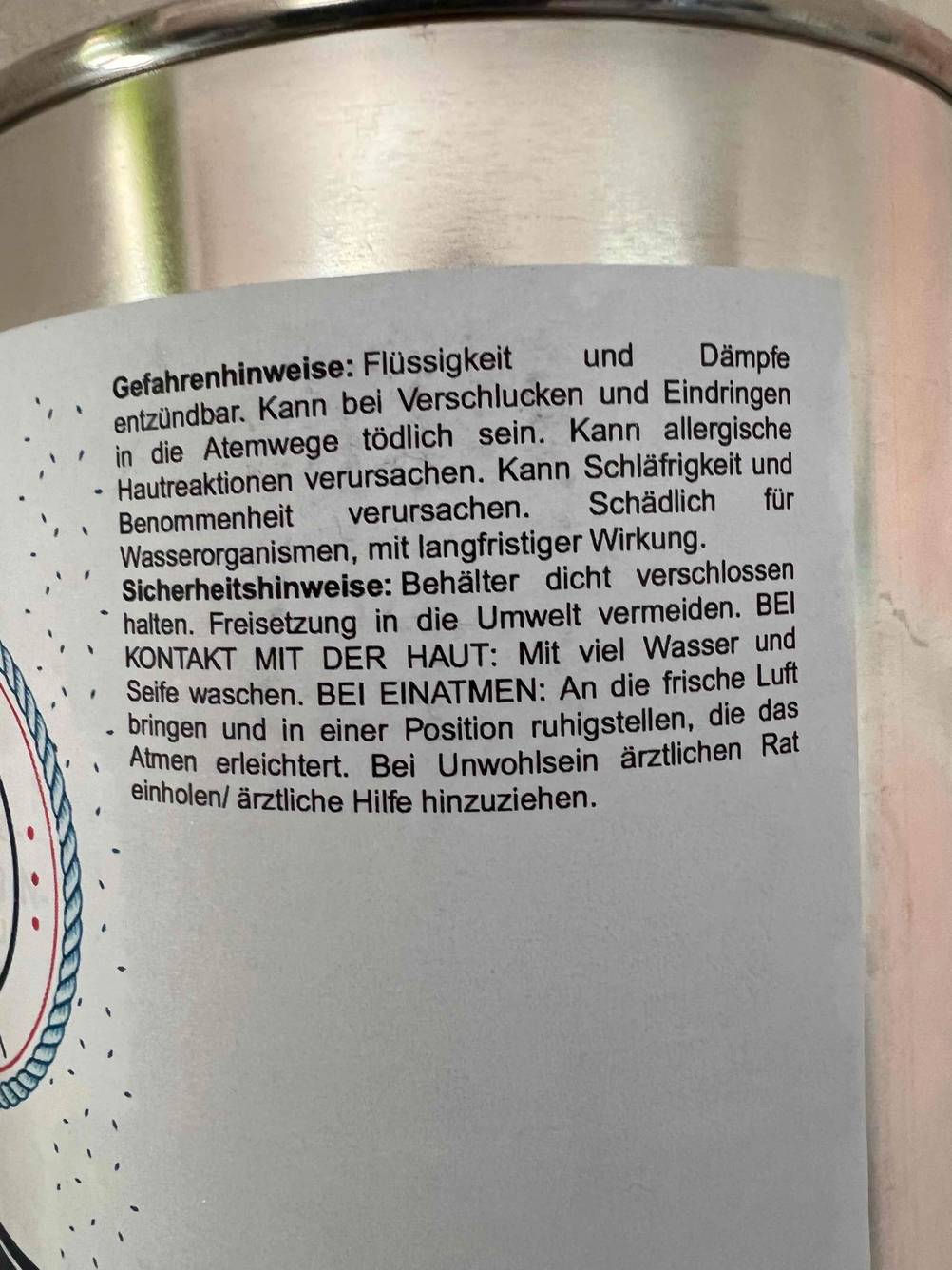 Gefahrenhinweise zu einer getesteten Rostschutzfarbe-Verpackung. 
