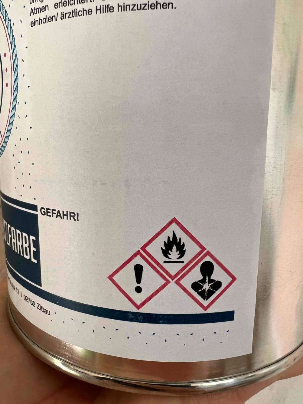 Closeup von Warnungen auf einer Packung Rostschutzfarbe