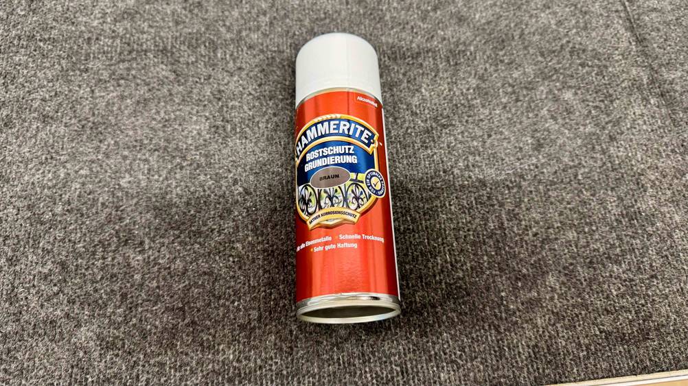 Auf einem Teppichboden liegt die Rostschutzgrundierung im Test.