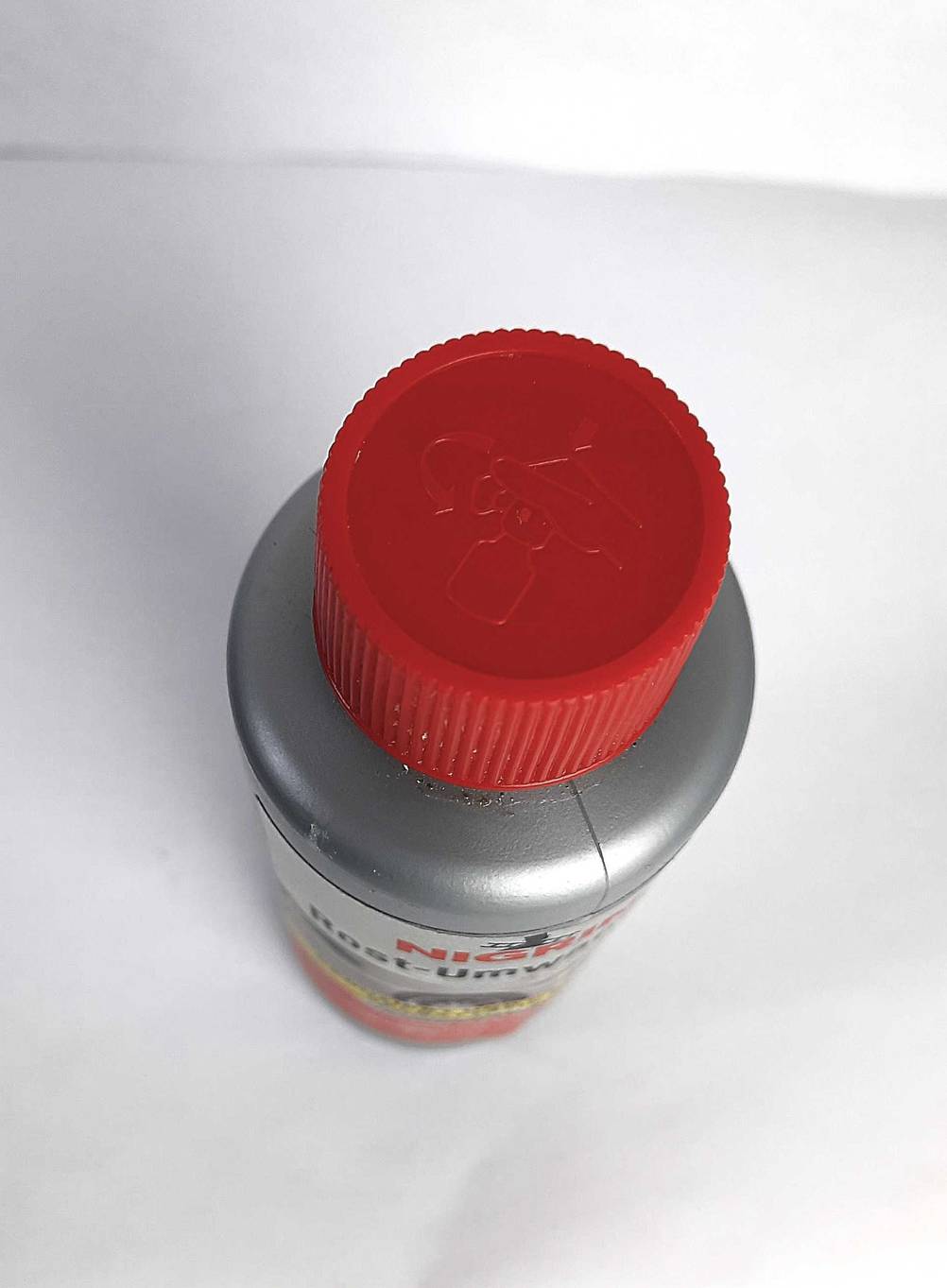 Nahaufnahme des Deckels der Flasche des Rostumwandlers im Test von oben.