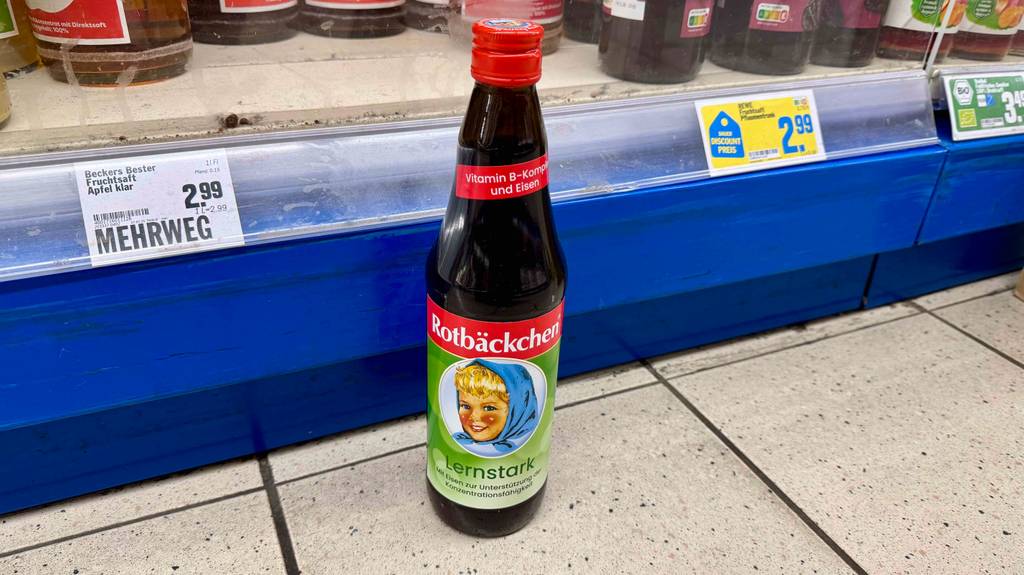 Im Test: Eisensaft von Rotbäckchen steht vor einem Verkaufsregal im Supermarkt.