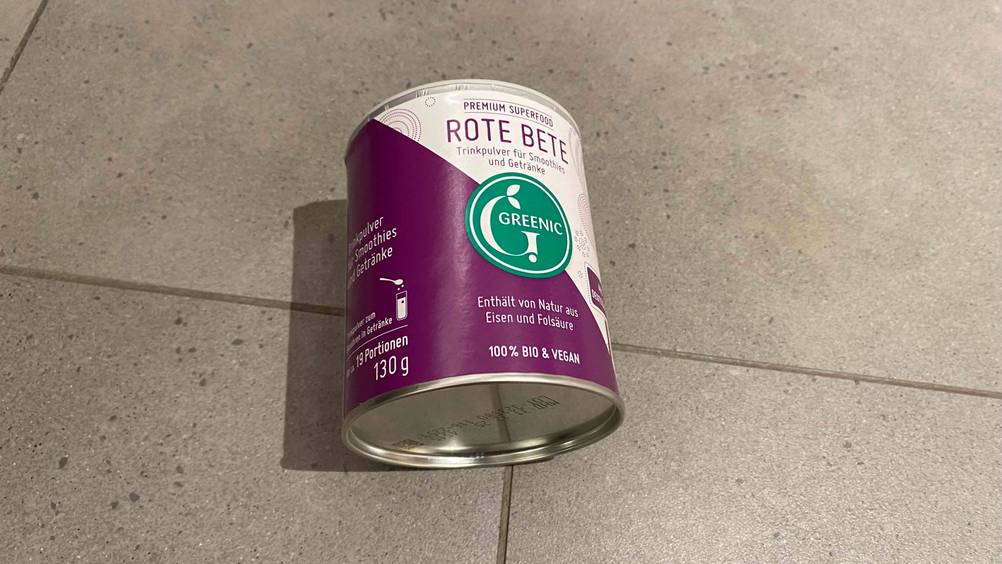 Rote-Beete-Pulver getestet: Boden einer Dose in Nahaufnahme auf einem Fließenboden.