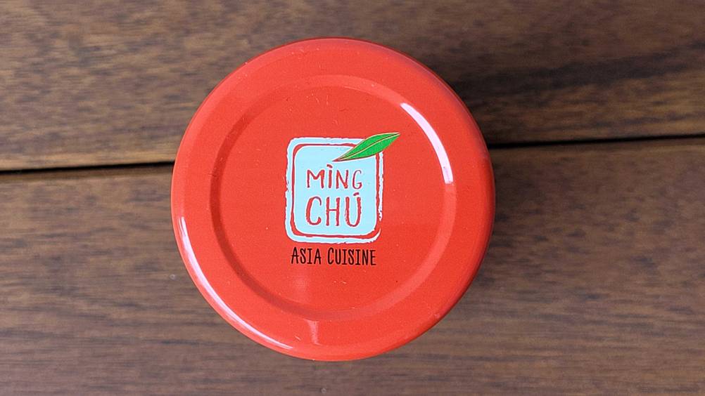 Eine rote Currypaste im Test: Deckel von einer Glasverpackung. 