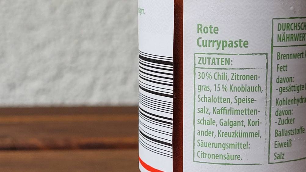 Rote Currypaste getestet: Nahaufnahme der Zutatenliste auf dem Label.