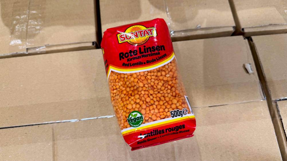 Rote Linsen getestet: Eine Packung liegt auf einem Karton.