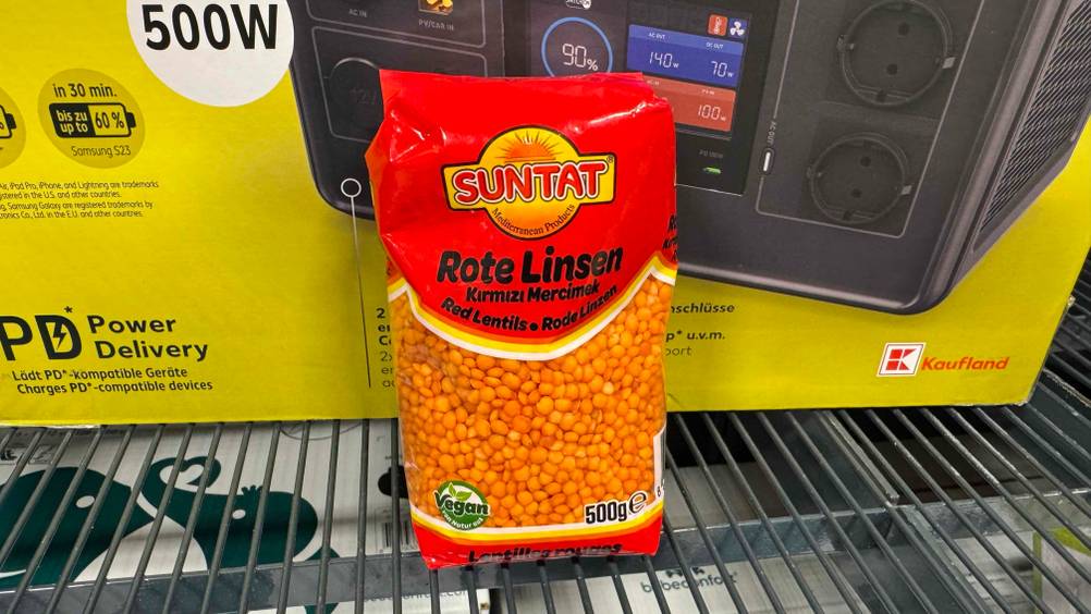 Eine Packung der getesteten Rote Linsen von vorne auf einem Gitter stehend.