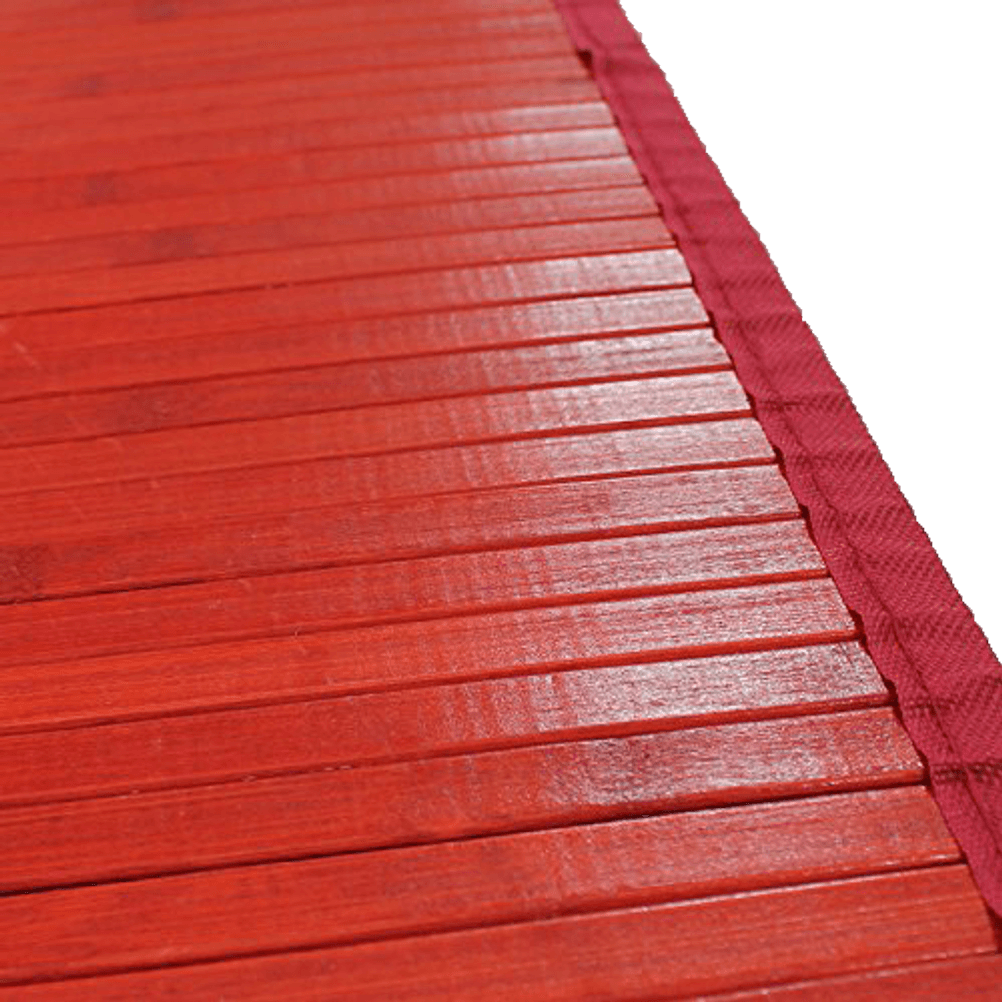 Für jeden Einrichtungsstil lässt sich ein Teppich finden: hier ein roter Bambusteppich.