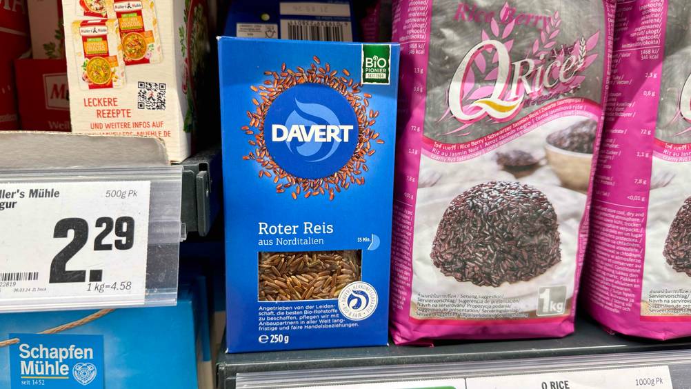 Roter Reis getestet: Eine Packung steht neben anderen Produkten in einem Verkaufregal.