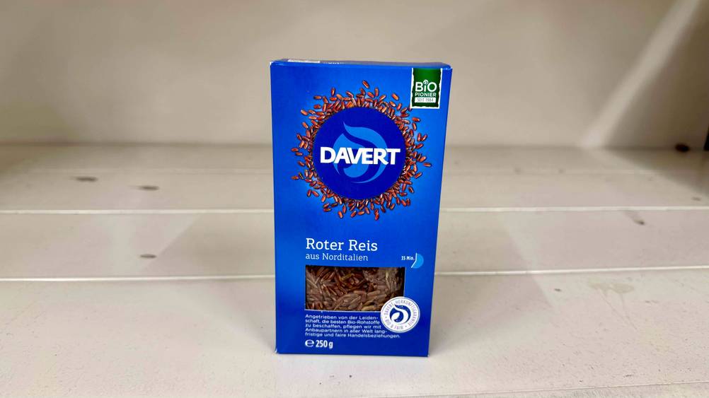 Roter Reis im Test: Eine Packung in einem hellen Regal.