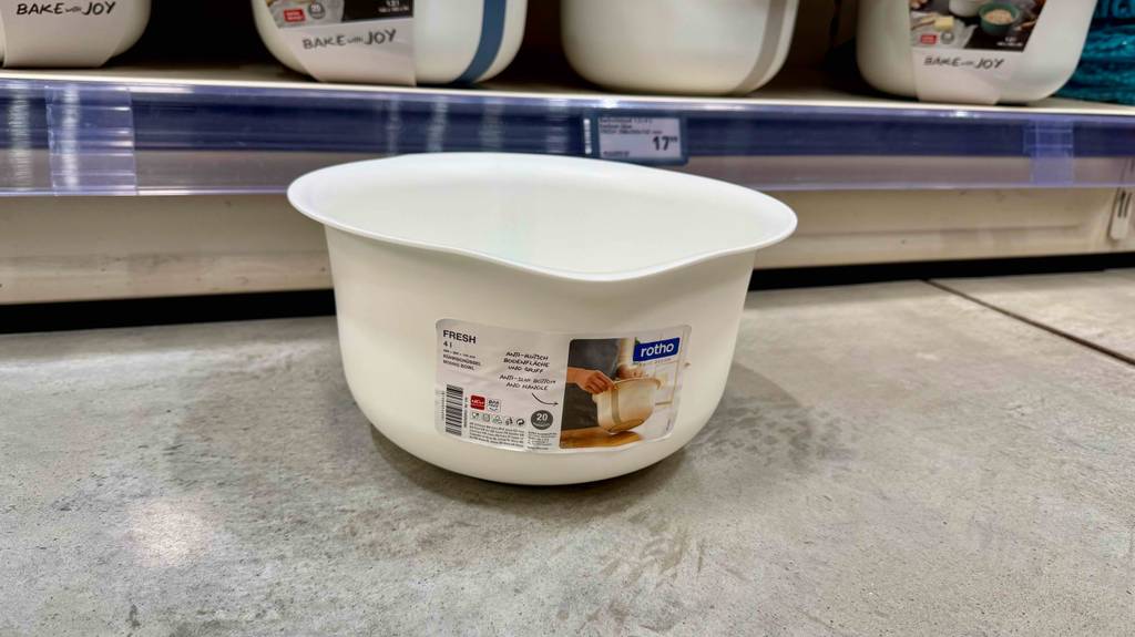 Eine getestete Rührschüssel steht auf einem Boden.