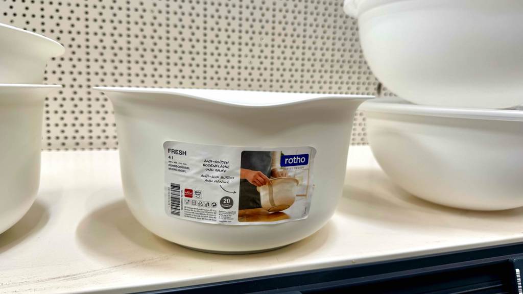 Rührschüssel im Test: Mehrere Schüsseln stehen in einem Regal.
