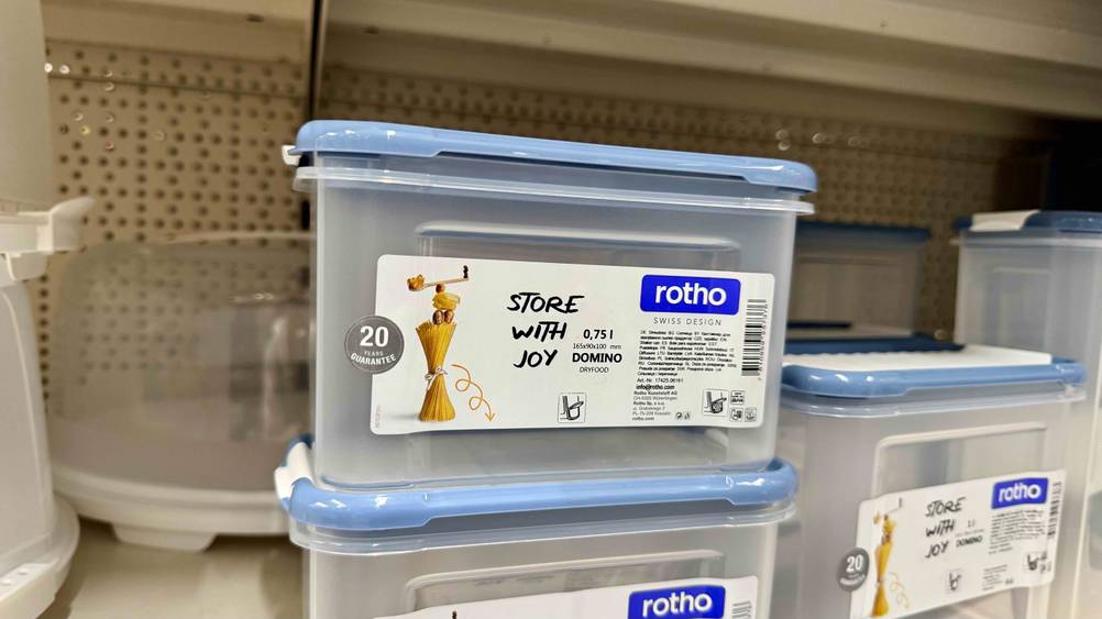 Mehrere Rotho-Vorratsdosen im Test in einem Verkaufsregal.