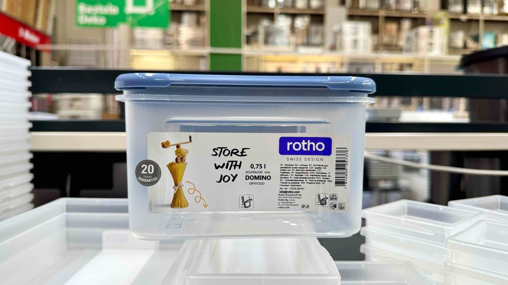Eine getestete Rotho-Vorratsdose von vorne mit Label.