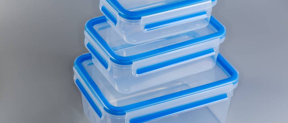 Rotho-Vorratsdosen im Test: Drei aufeinander gestapelte Plastik-Vorratsdosen mit blauen Deckeln