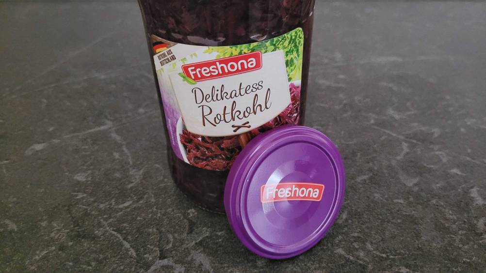 Rotkohl: Auf dem Küchentisch befindet sich ein geöffnetes Rotkohl- Glas. 