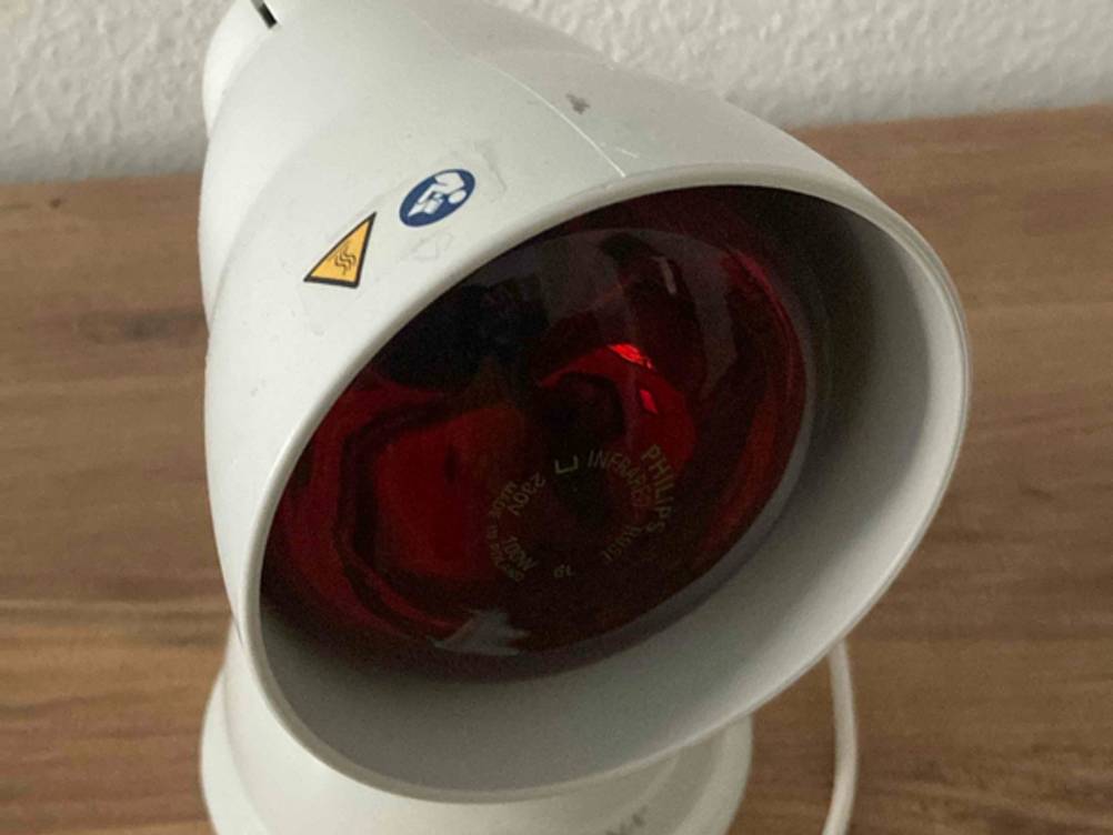 Nahaufnahme der Glühbirne der getesteten Rotlichtlampe.