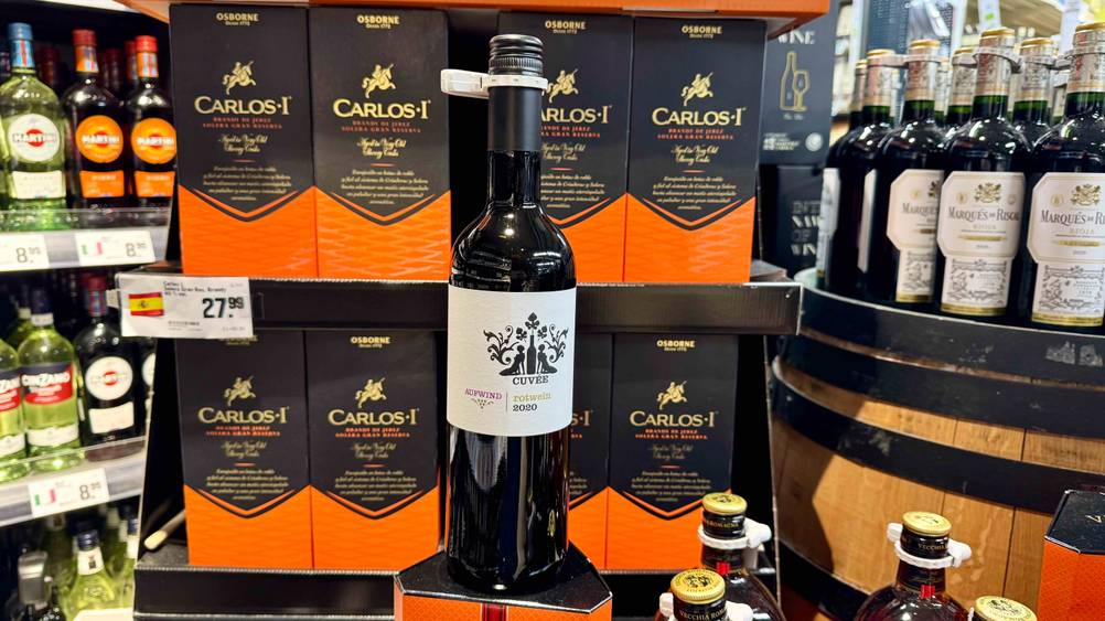 Rotwein (Deutschland) im Test: Eine Flasche steht vor einem Aufsteller.