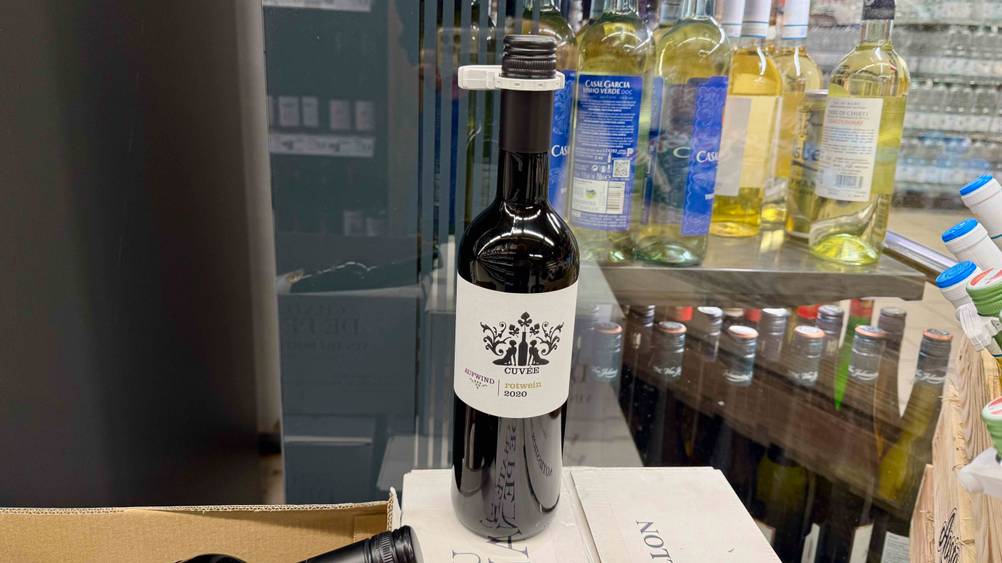 Eine Flasche des getesteten Rotwein (Deutschland) auf einem Karton stehend.
