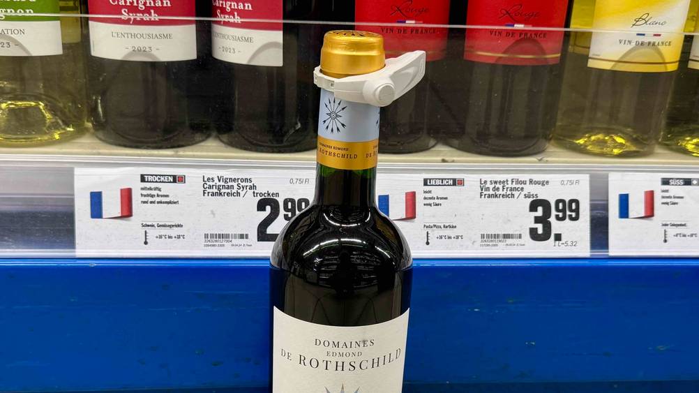 Rotwein im Test: Nahaufnahme des Flaschenhalses.