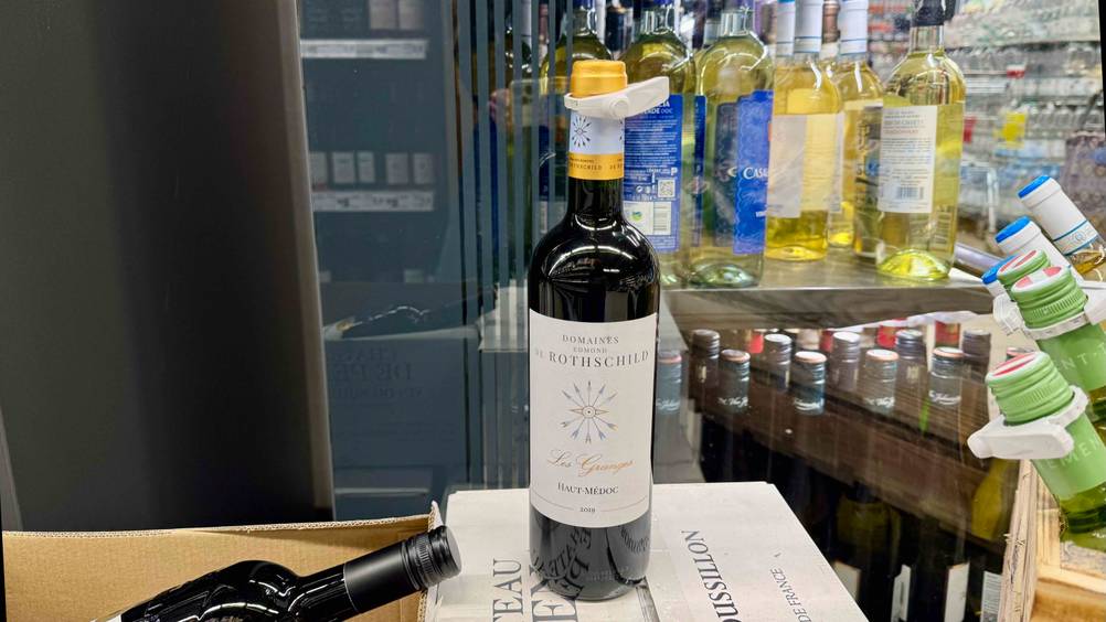 Rotwein getestet: Eine Flasche steht auf einem Karton.
