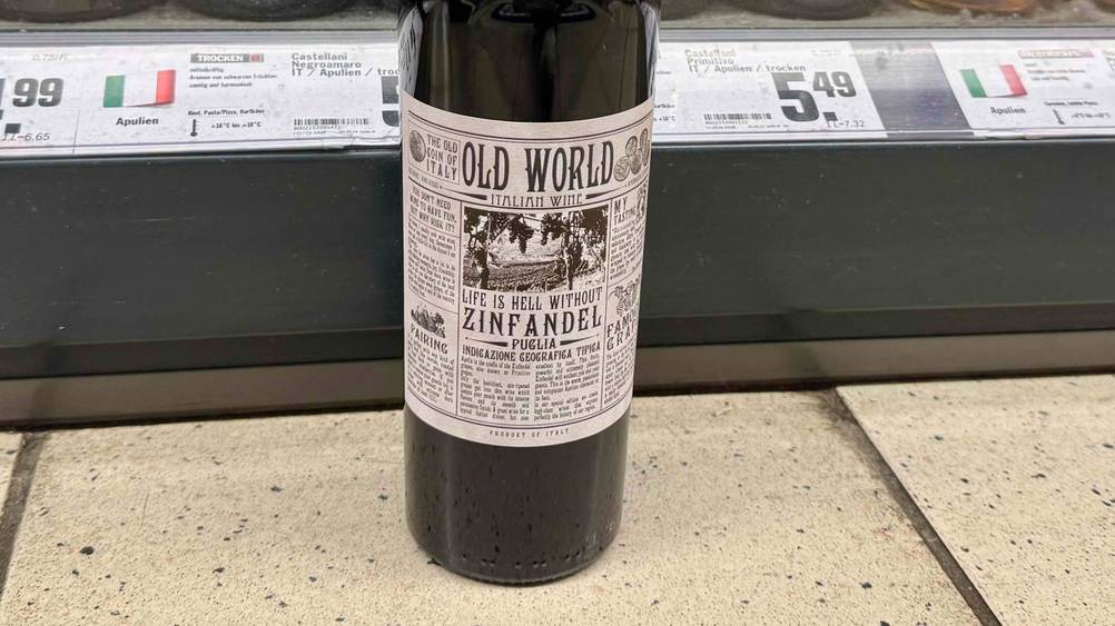 Rotwein (halbtrocken) im Test: Nahaufnahme des Labels.