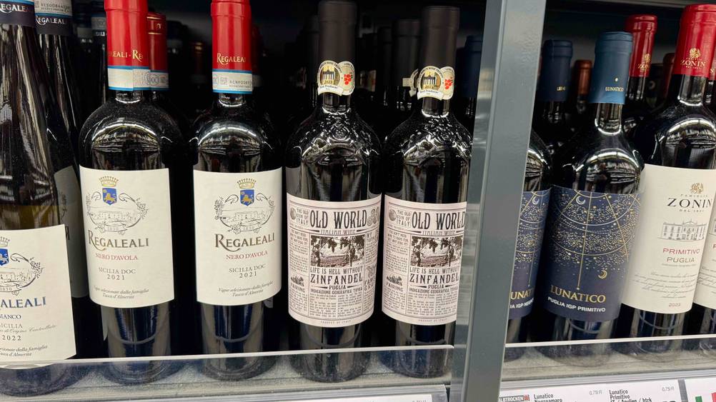 Mehrere Flaschen des getesteten Rotwein (halbtrocken) in einem Verkaufsregal.