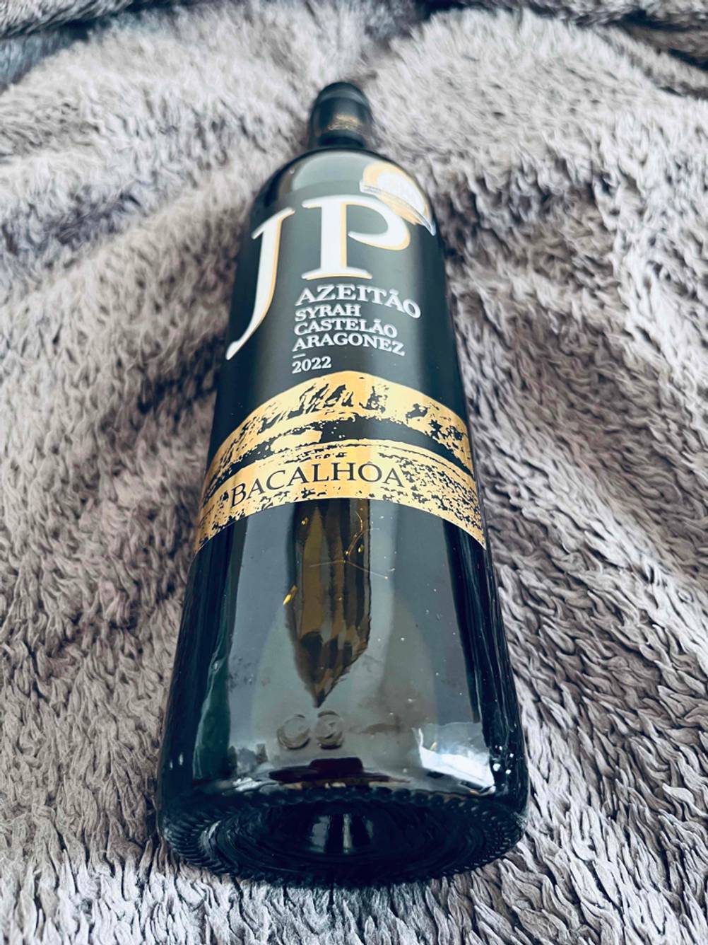 Im Test: Boden einer Flasche Rotwein (lieblich) auf einem hellen Stoff.