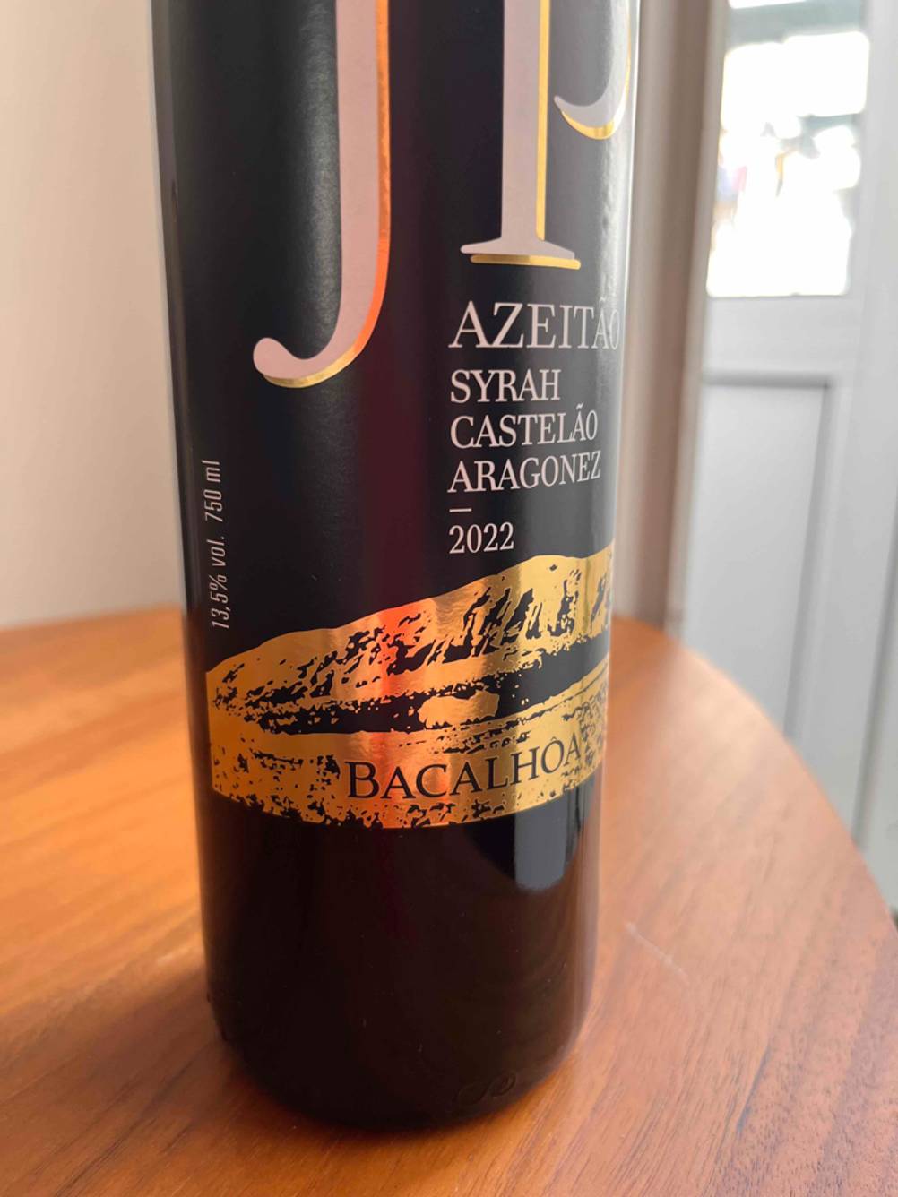 Rotwein (lieblich) getestet: Nahaufnahme des Labels auf der Vorderseite mit Jahreszahl.