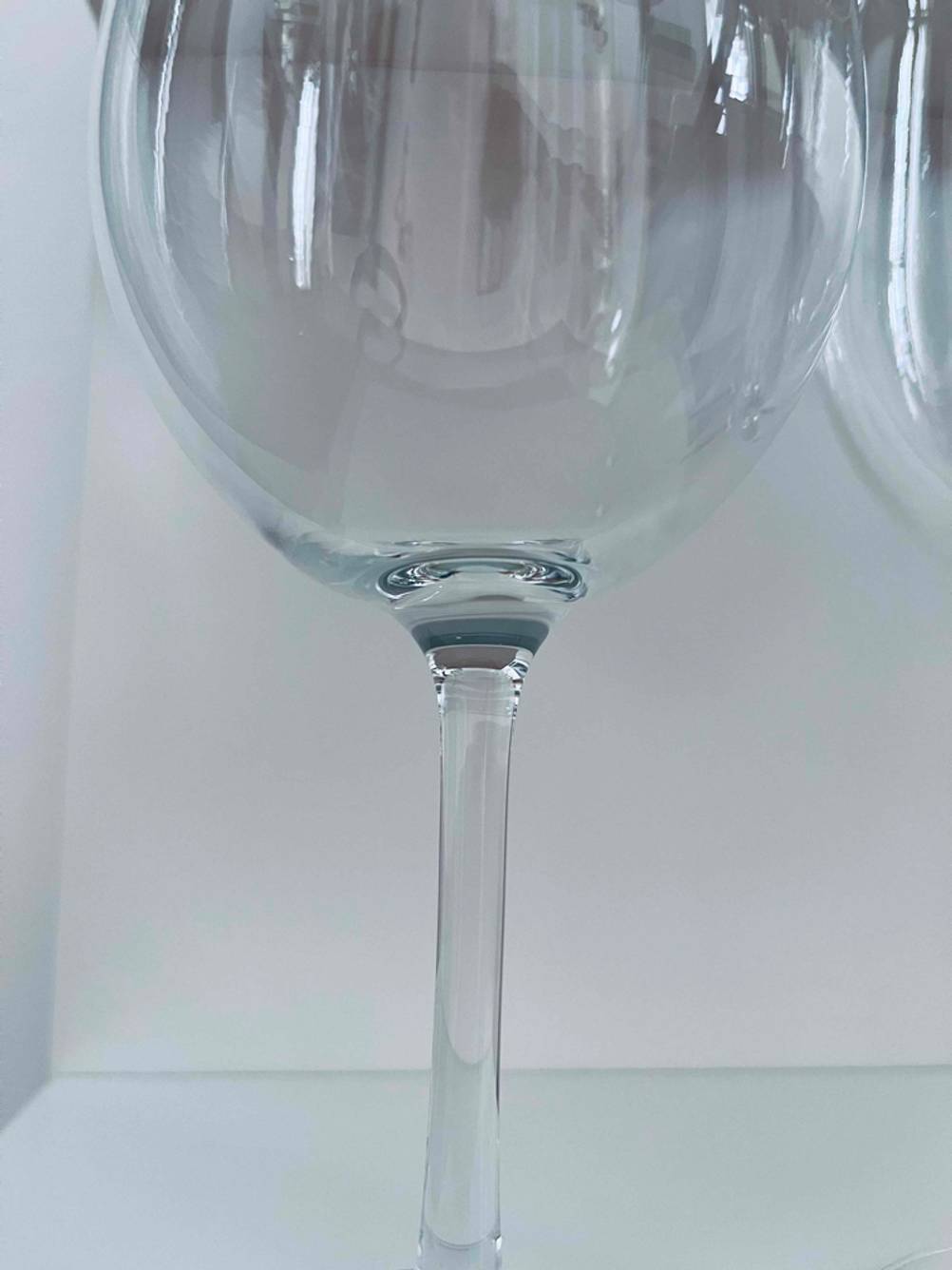 Rotweingläser im Test: Detailansicht der Verbindung von Kelch zu Stiel eines Glases.