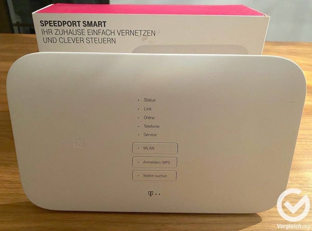 Telekom-Router aus dem Test steht vor dem Verpackungskarton