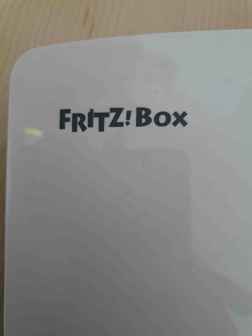Router im Test: Nahaufnahme des Logos auf dem Gerät.