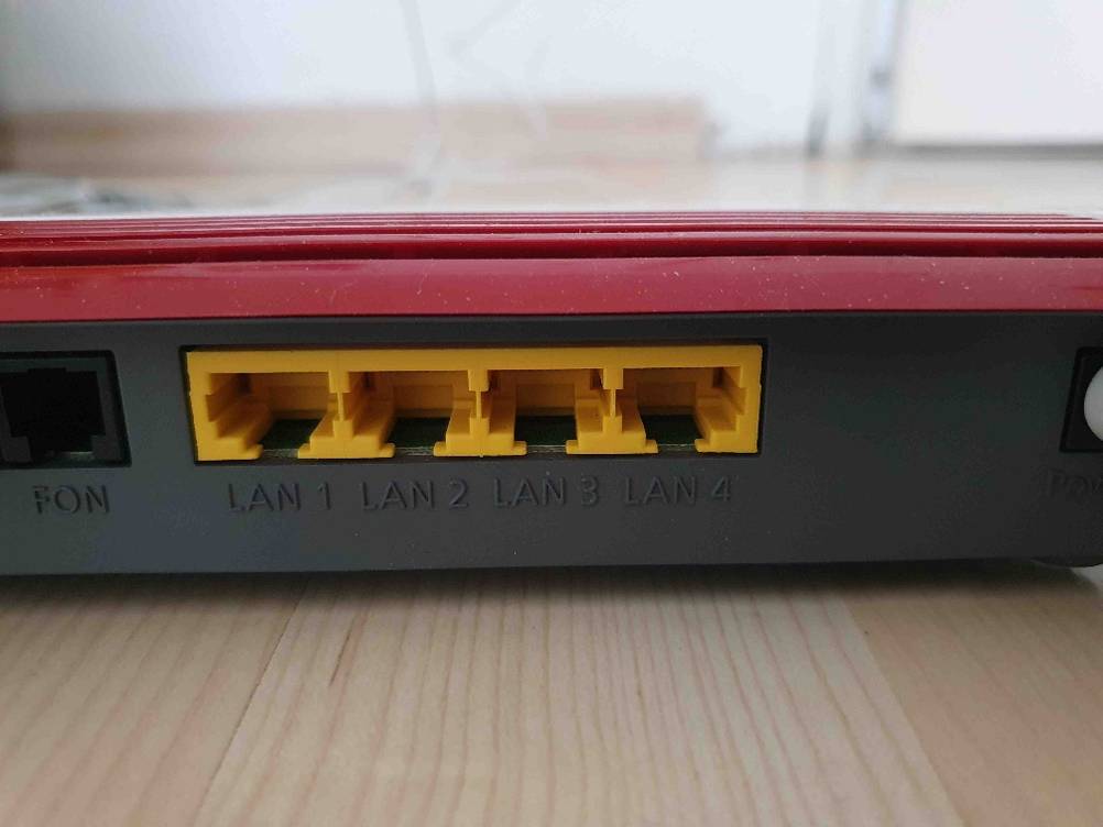 Nahaufnahme der Anschlüsse des getesteten Routers auf der Rückseite des Gerätes.