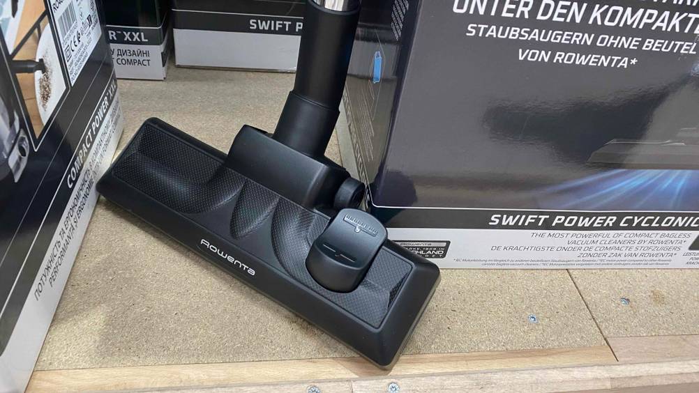 Rowenta beutelloser Staubsauger im Test: Detailansicht der Staubsaugerdüse.