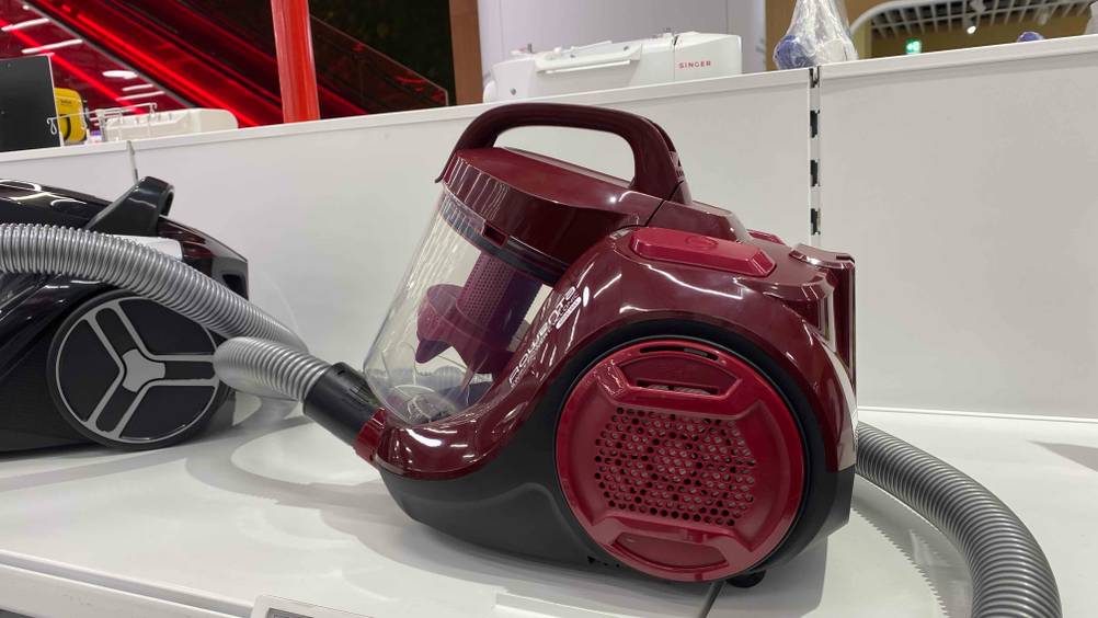 Rowenta beutelloser Staubsauger getestet: Ein Gerät auf einem hellen Regal von der Seite.