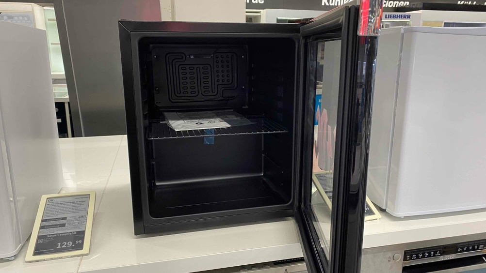 Im Test: Ein geöffneter Mini-Kühlschrank mit Blick ins Innere.