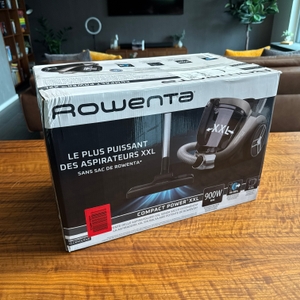 Der Karton des Rowenta RO4B50 Compact Power XXL Animal steht auf einem Tisch