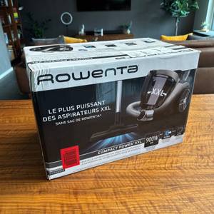 Der Karton des Rowenta RO4B50 Compact Power XXL Animal steht auf einem Tisch