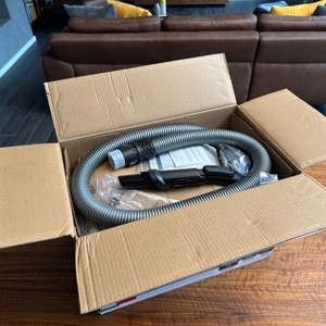 Der geöffnete Karton des Rowenta RO4B50 Compact Power XXL Animal