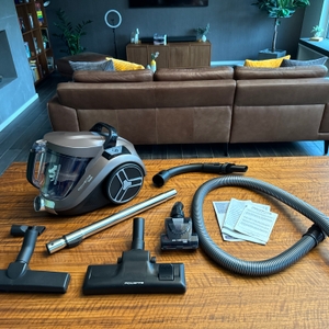 Der Lieferumfang des Rowenta RO4B50 Compact Power XXL Animal steht auf einem Tisch