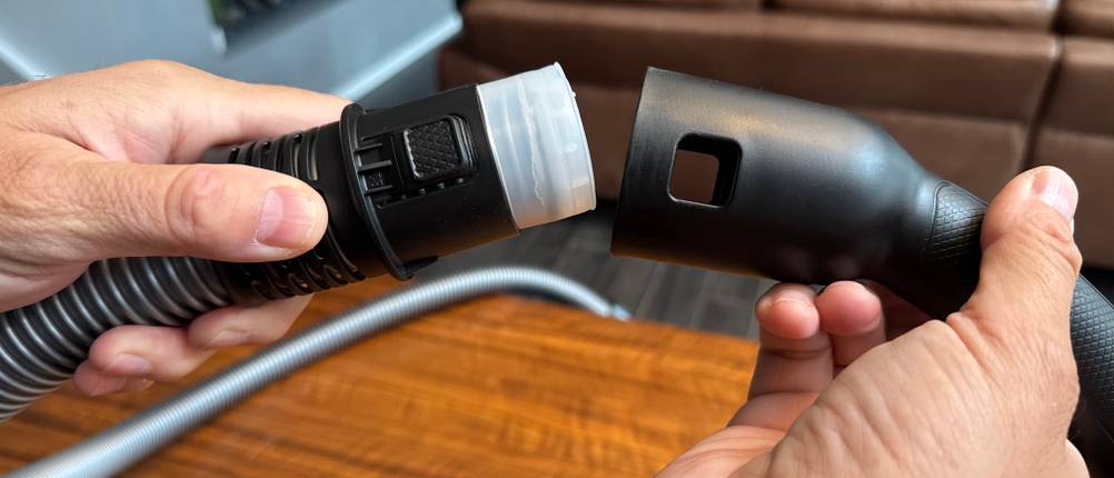 Eine Hand steckt den Schlauch an die Düse des Rowenta RO4B50 Compact Power XXL Animal