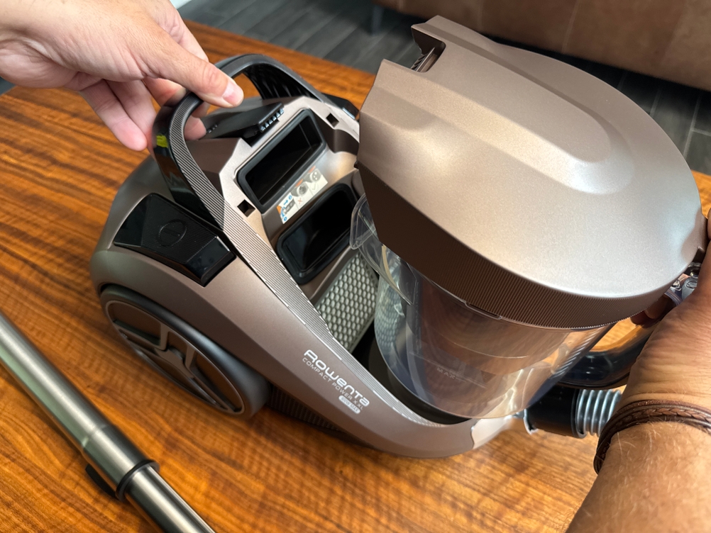 Eine Hand setzt den Behälter des Rowenta RO4B50 Compact Power XXL Animal ein