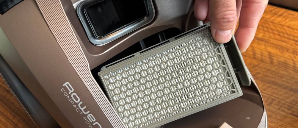 Eine Hand entfernt einen Filter aus dem Rowenta RO4B50 Compact Power XXL Animal