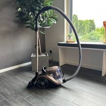 Der Rowenta RO4B50 Compact Power XXL Animal steht auf einem Fliesenboden