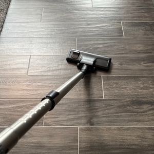 Mit dem Rowenta RO4B50 Compact Power XXL Animal wird Fliesenboden gesaugt