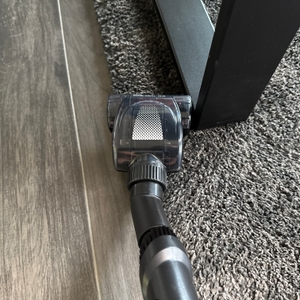 Mit dem Rowenta RO4B50 Compact Power XXL Animal wird eine Teppichkante gesaugt